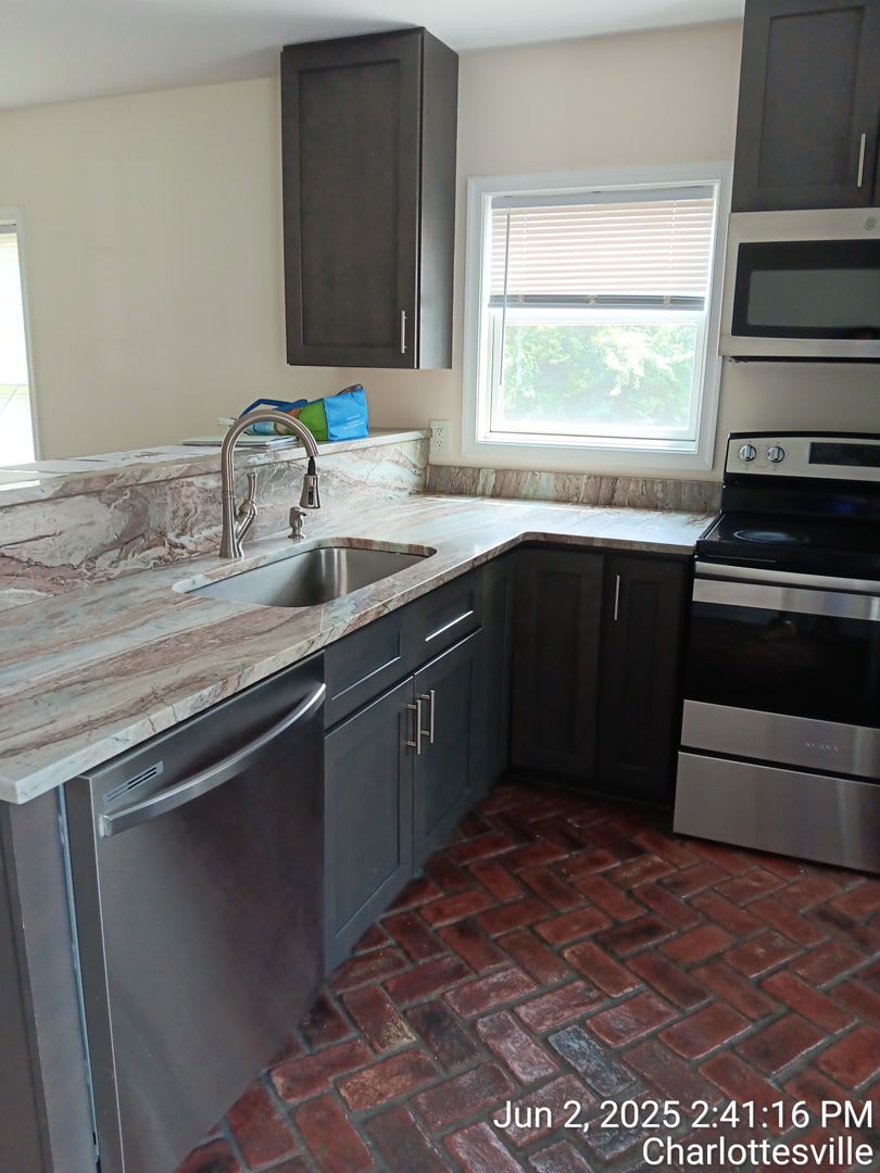 2027-2028 Leasing Year Heart of 14th ST / 3 bedroom 2 Bath 515 14th St NW Apt B – photo 3