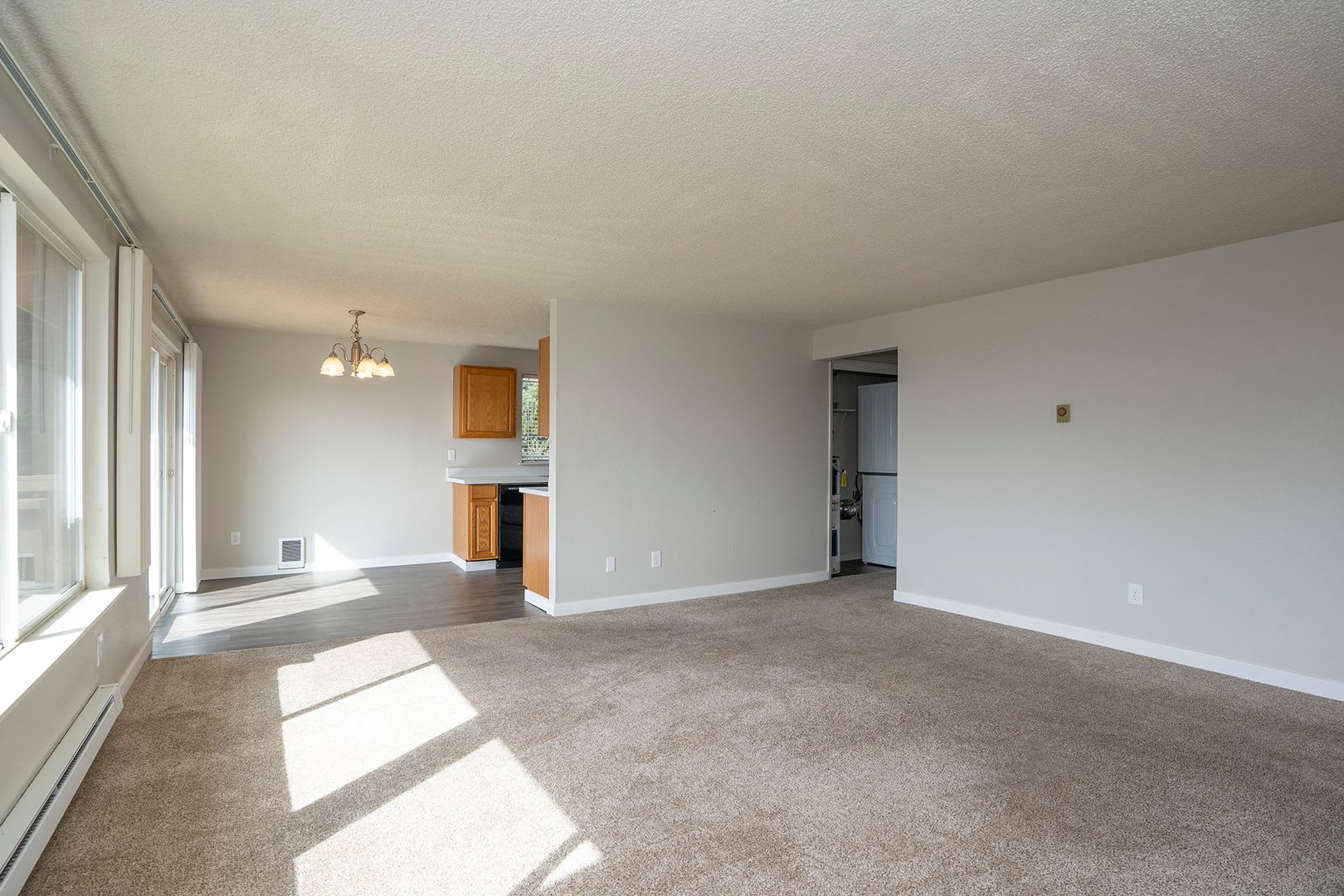 Newly renovated 2 BR Apartment with Stunning Views in Tacoma – photo 4