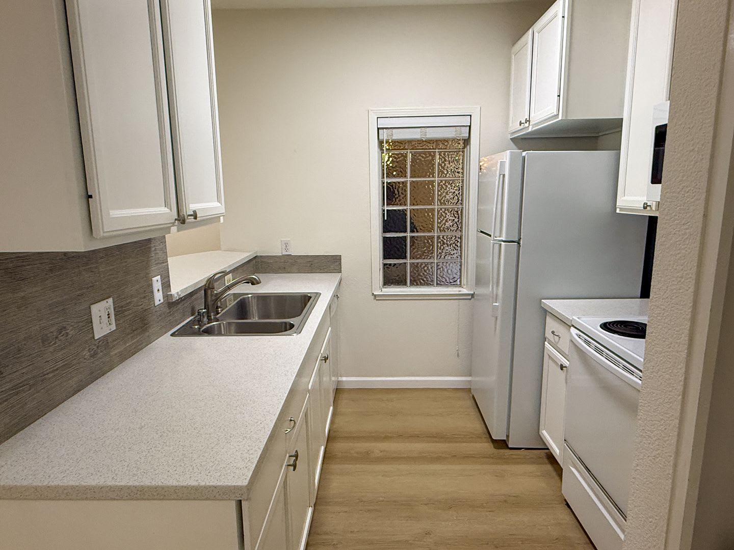 Sharp 1 Bedroom 1 Bath Condo in the Desirable Parc Crossings Community of Mountain View – photo 3