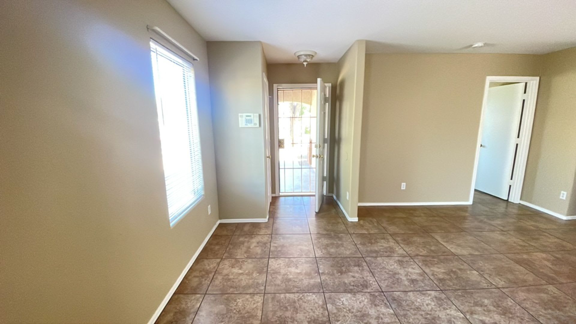 Well maintained 3 bedroom in Glendale! – photo 2