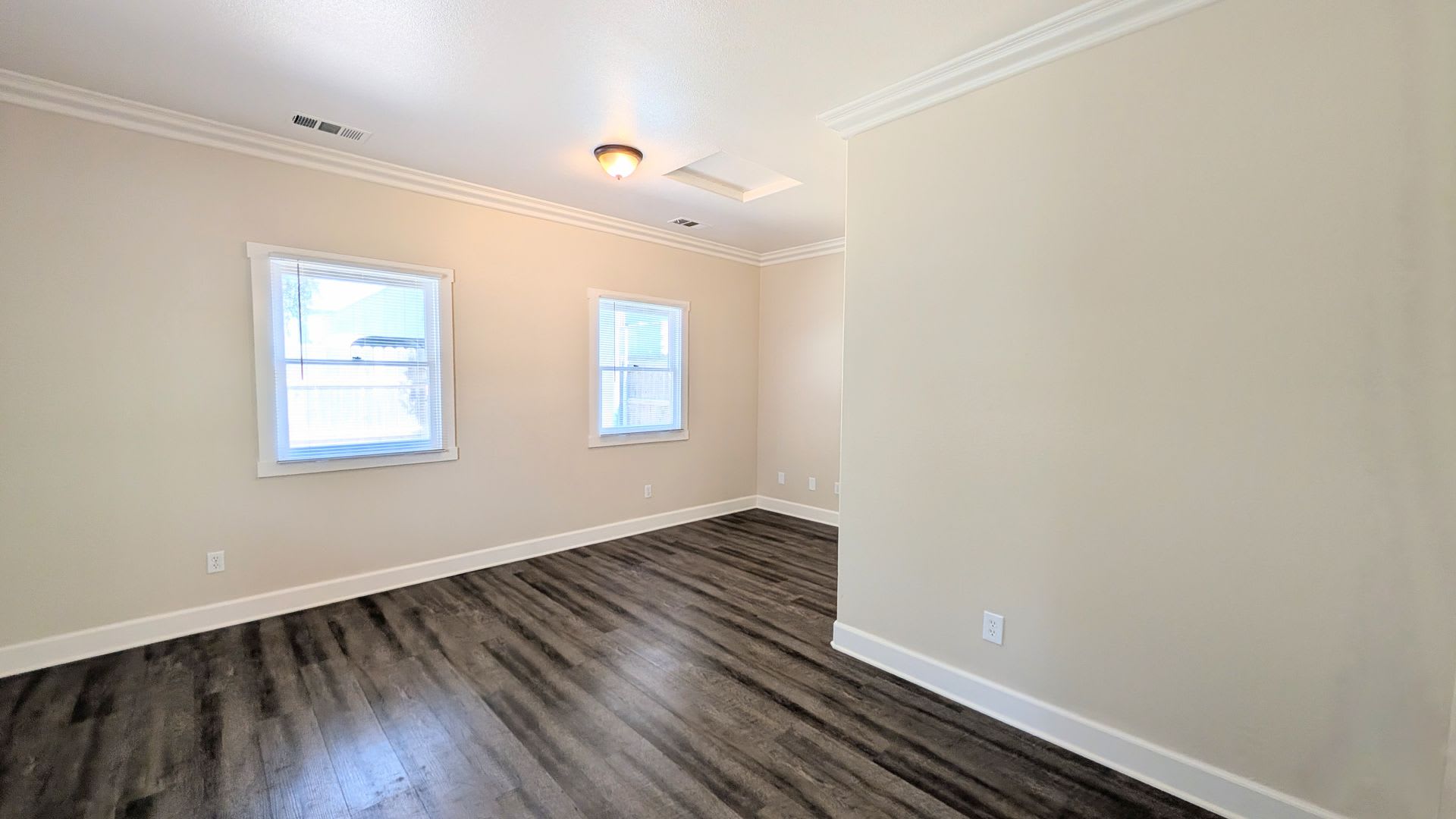 GREAT DOWNTOWN LOCATION!! GATED PARKING! – photo 3