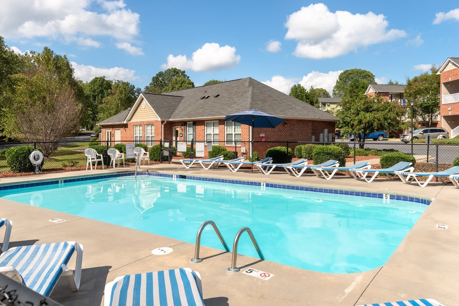 Largest 3 Bedroom 2 Bath Available 1 599 Mo 0 Deposit – photo 2