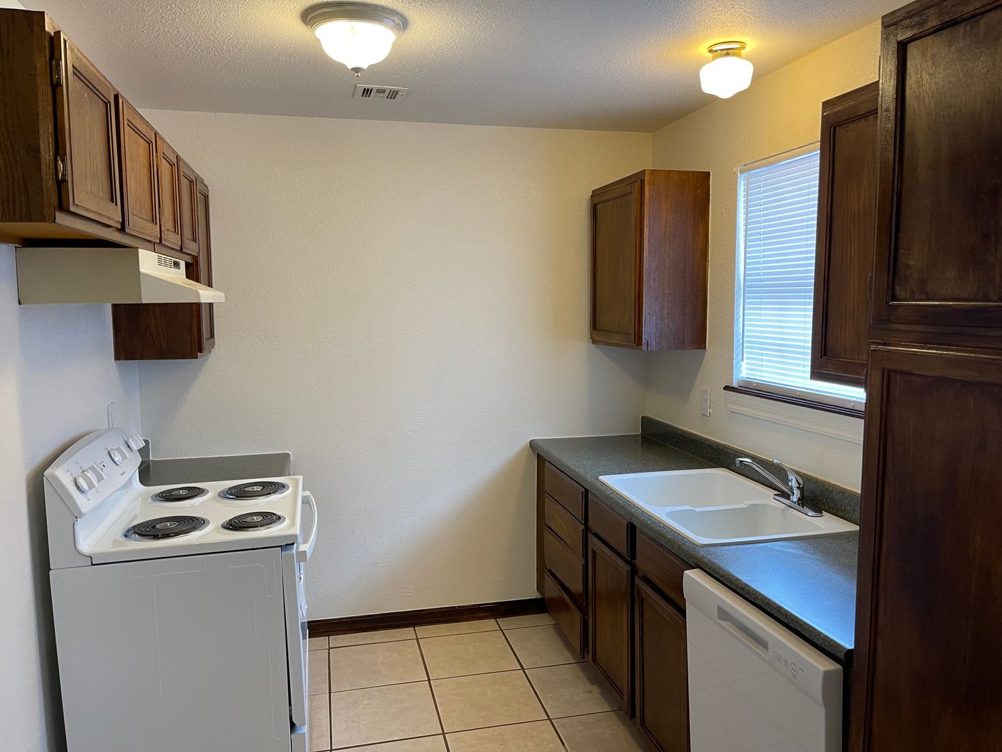 2 bed duplex, all new flooring paint and appliances! – photo 4