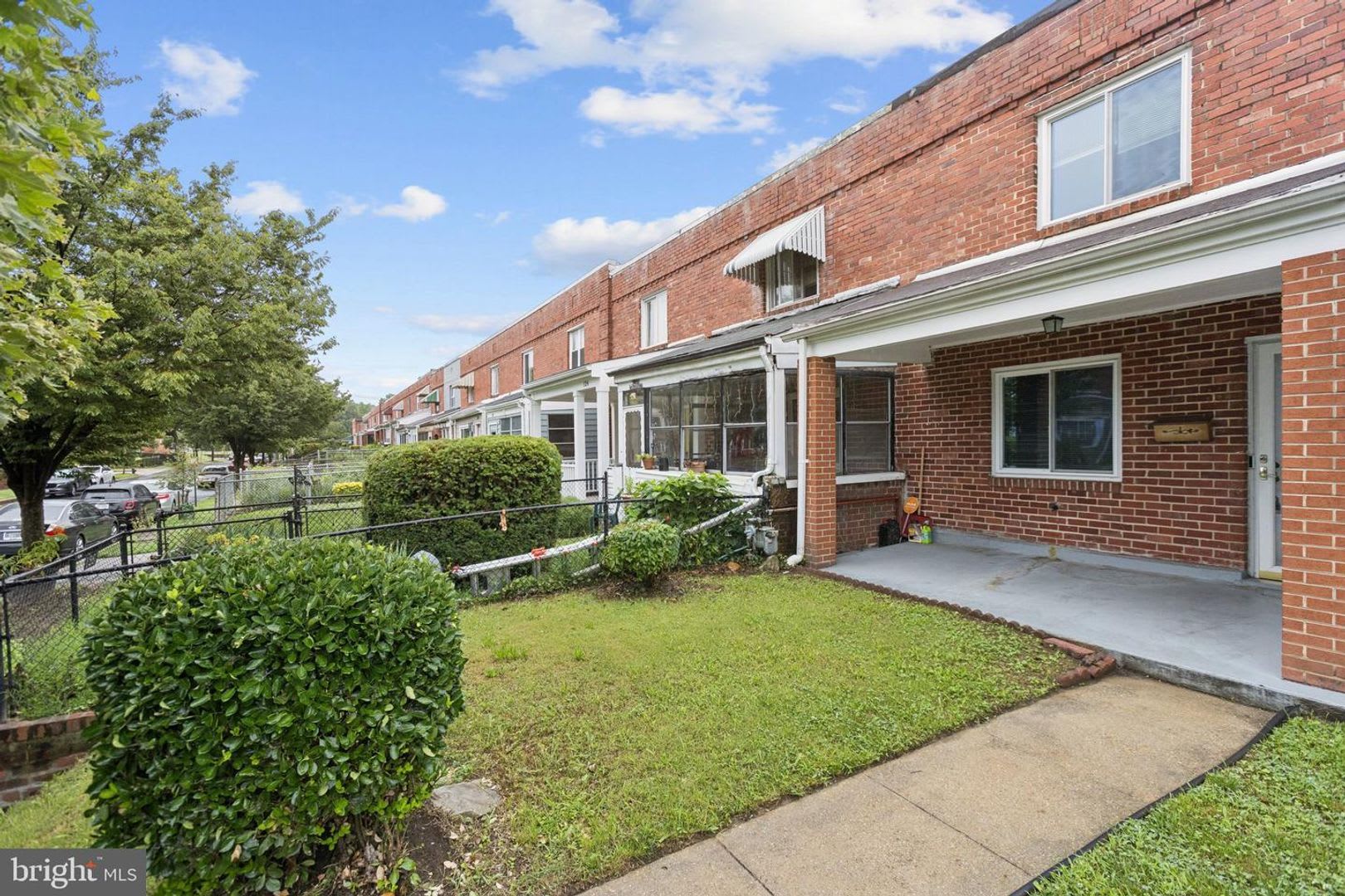 Charming 2 Bedroom Townhome Beautifully Updated And Convenient – photo 1