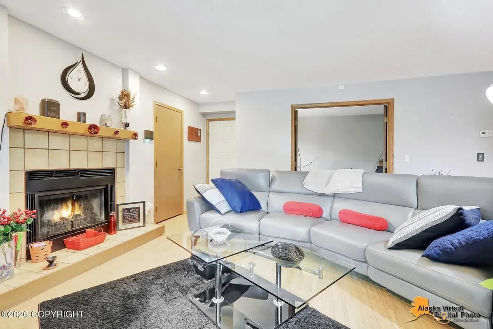 RARE FIND! Amazing 2 bed/2 bath Condo w/ in unit laundry + garage in highly requested neighborhood – photo 5