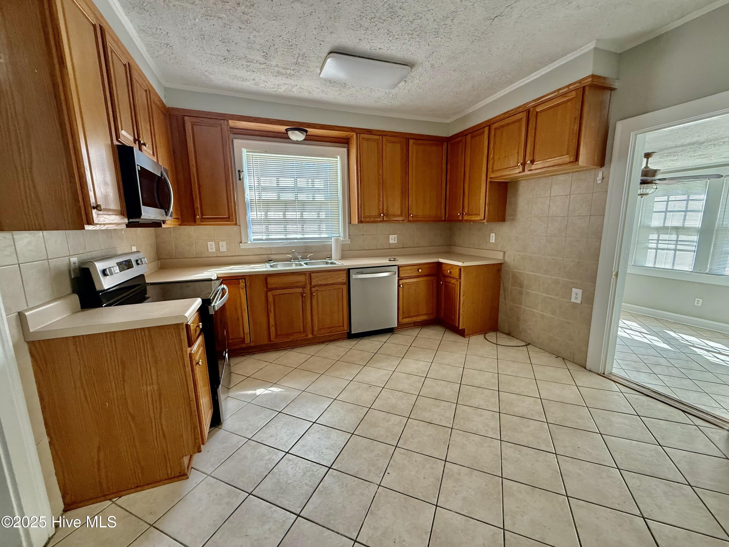 605 Entwistle Street – photo 4