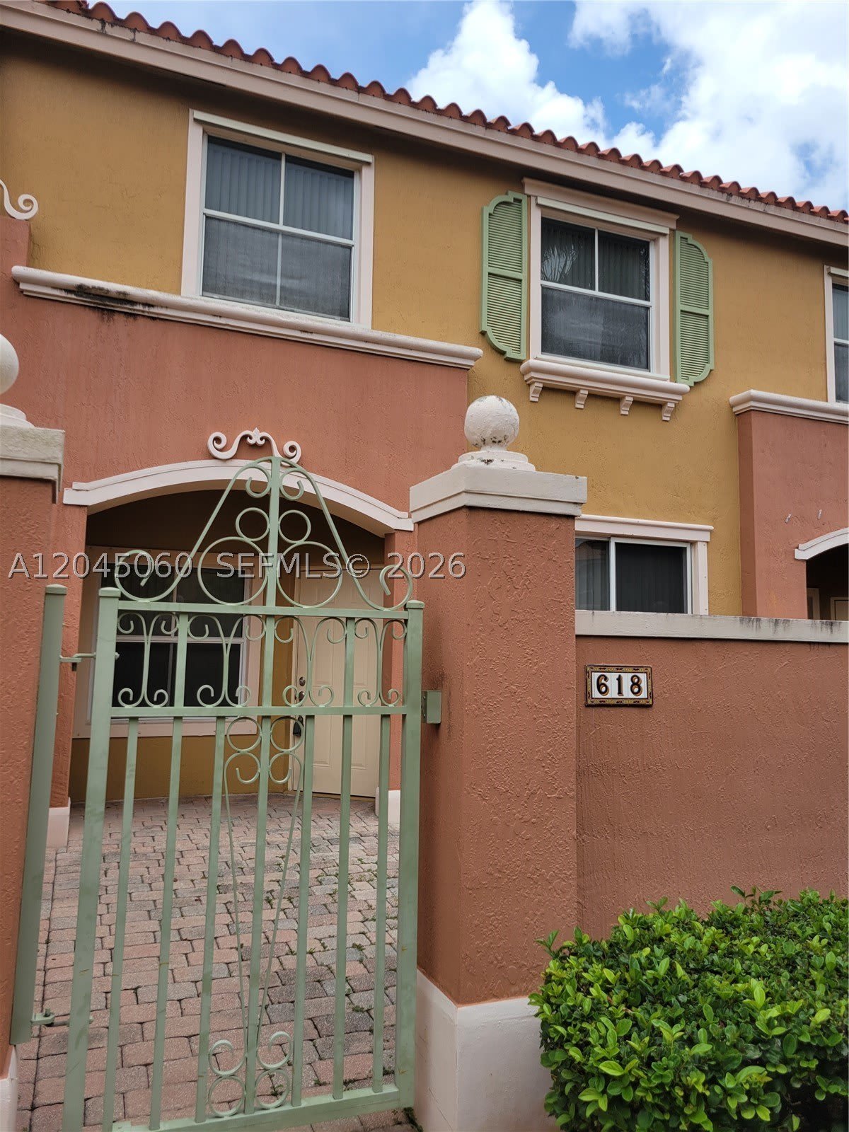618 SW 106 AV – photo 1