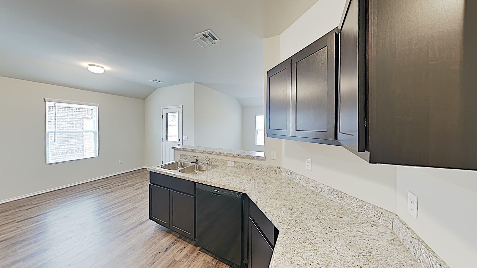 Very Nice 3 Bedroom 2 Bath Home In Mustang Schools – photo 5