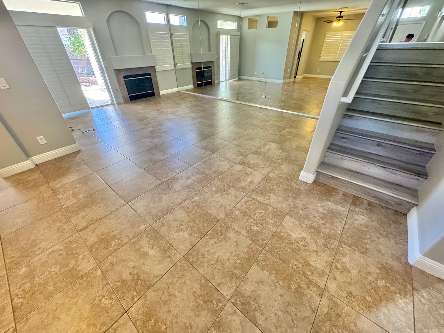 STUNNING 2 BEDROOMS 2.5 BATHROOMS TWO STORY TOWNHOUSE IN GATED COMMUNITY! – photo 4