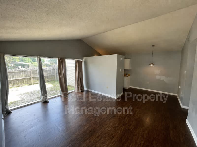 405 Fox Run Avenue – photo 5