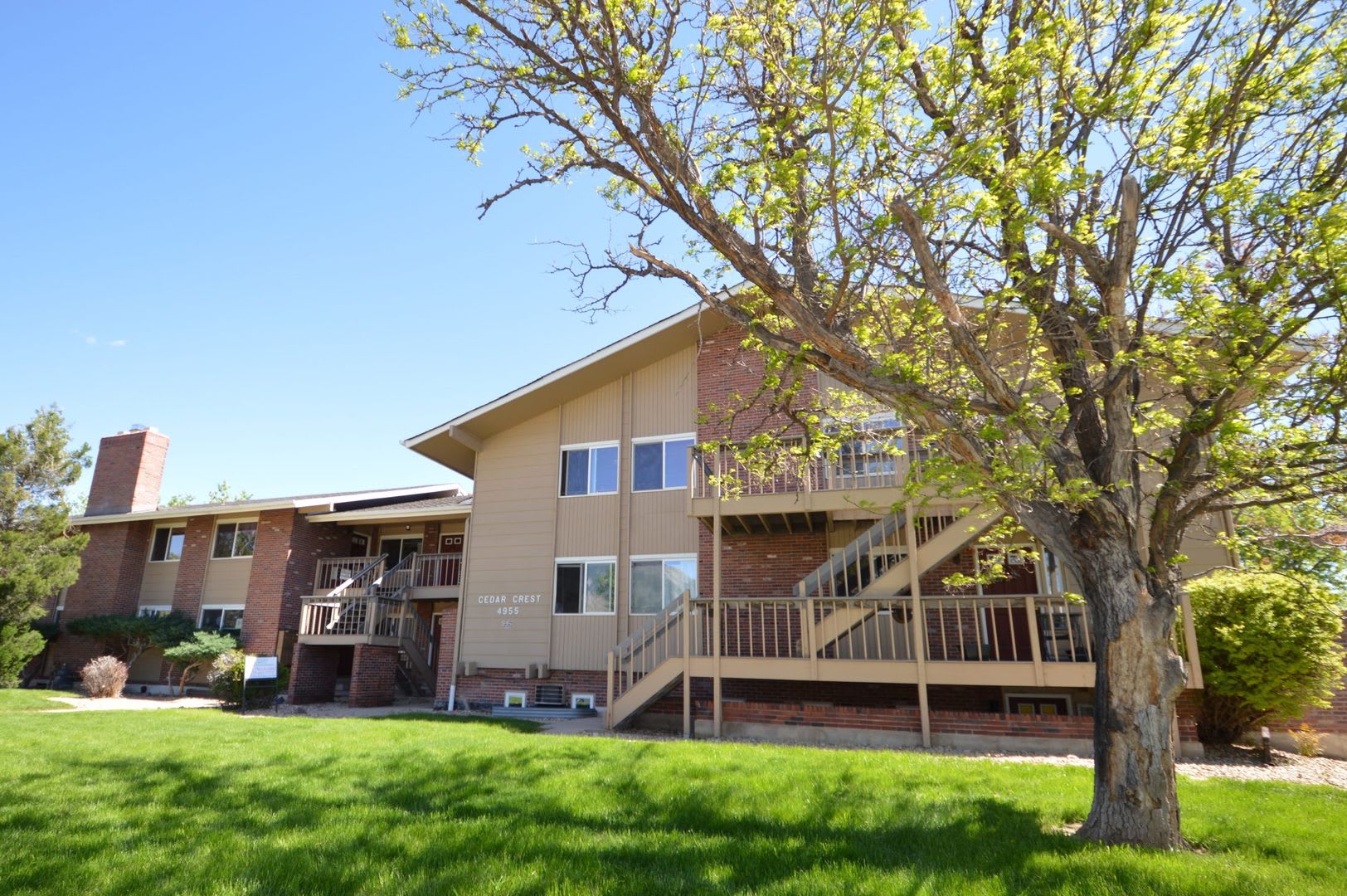 *AVAILABLE NOW* 1 Bed Condo with Mountain View, On Site Laundry, Off Street Parking – photo 1