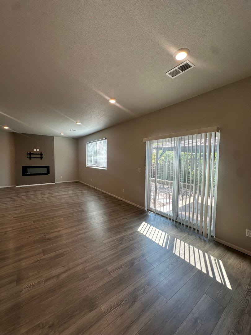Modern 4 bedroom with den and neighborhood pool! – photo 4
