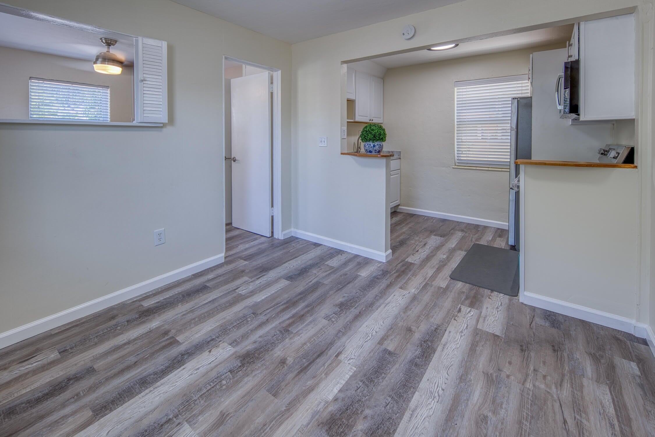 219 N E Street – photo 4