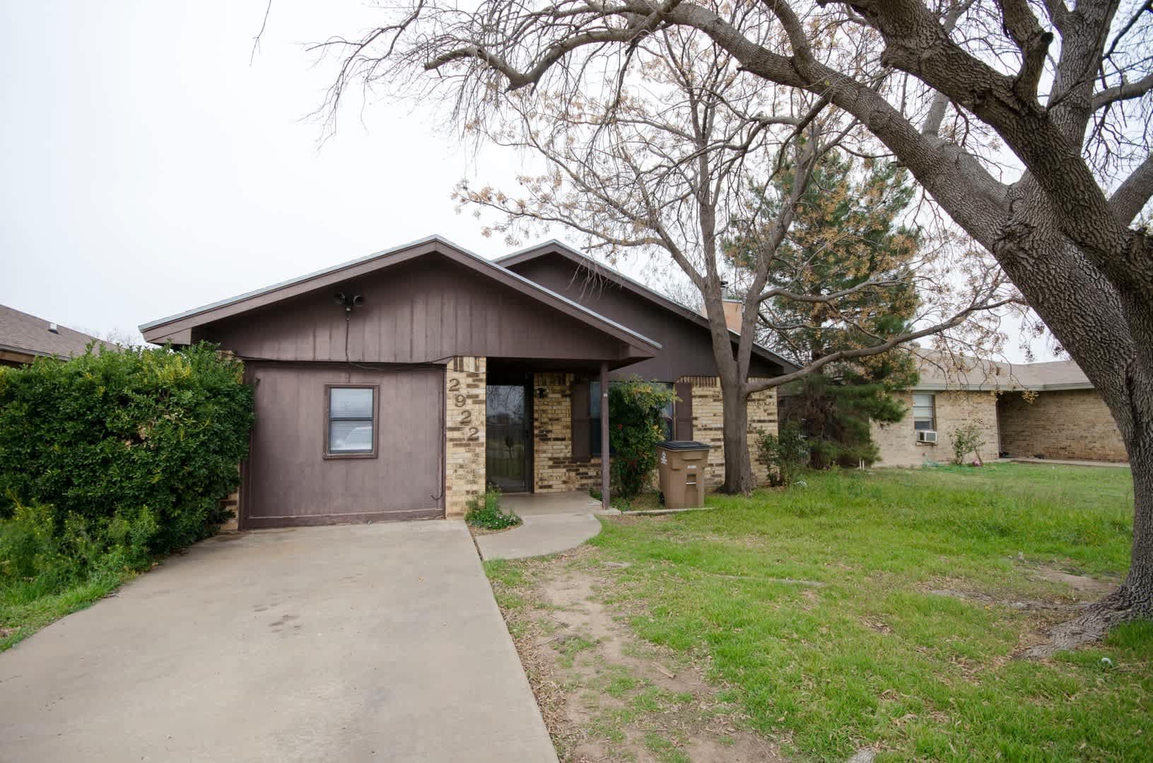 Spacious 4 bed, 2 bath home AVAILABLE SOON! – photo 1