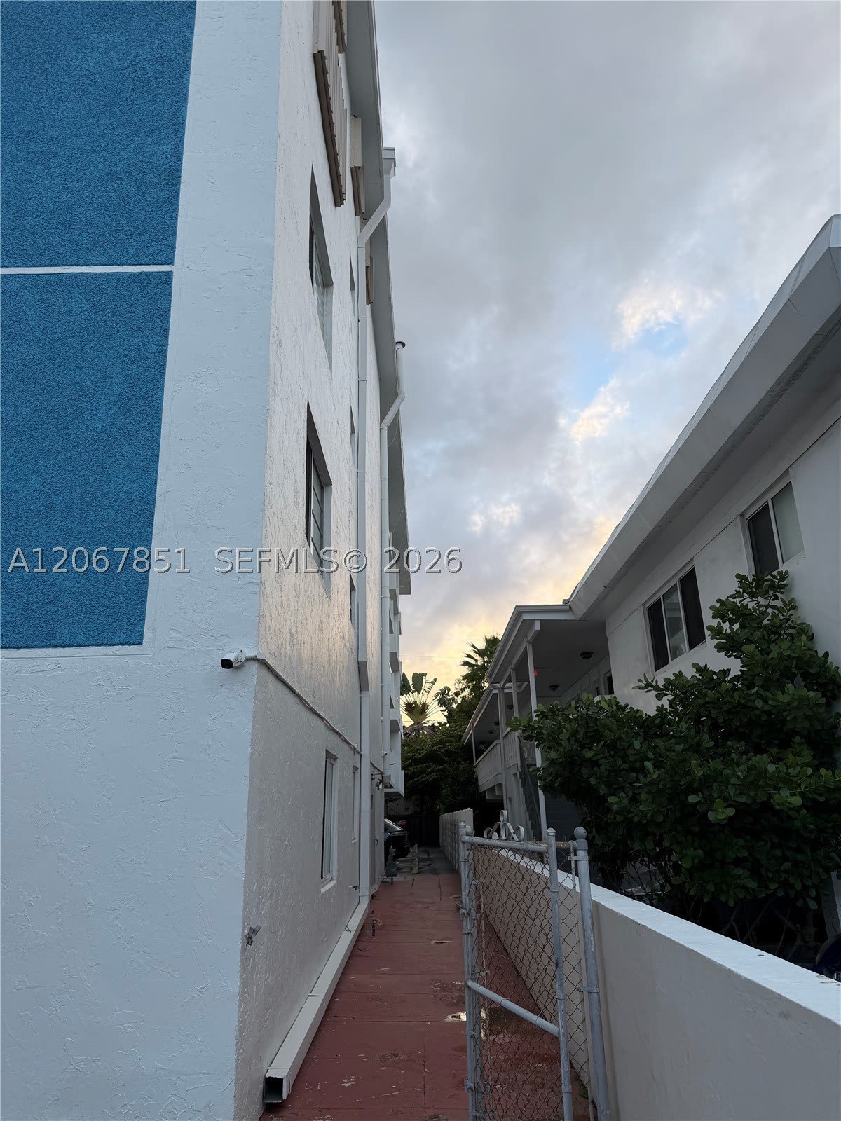 910 Michigan Ave – photo 3