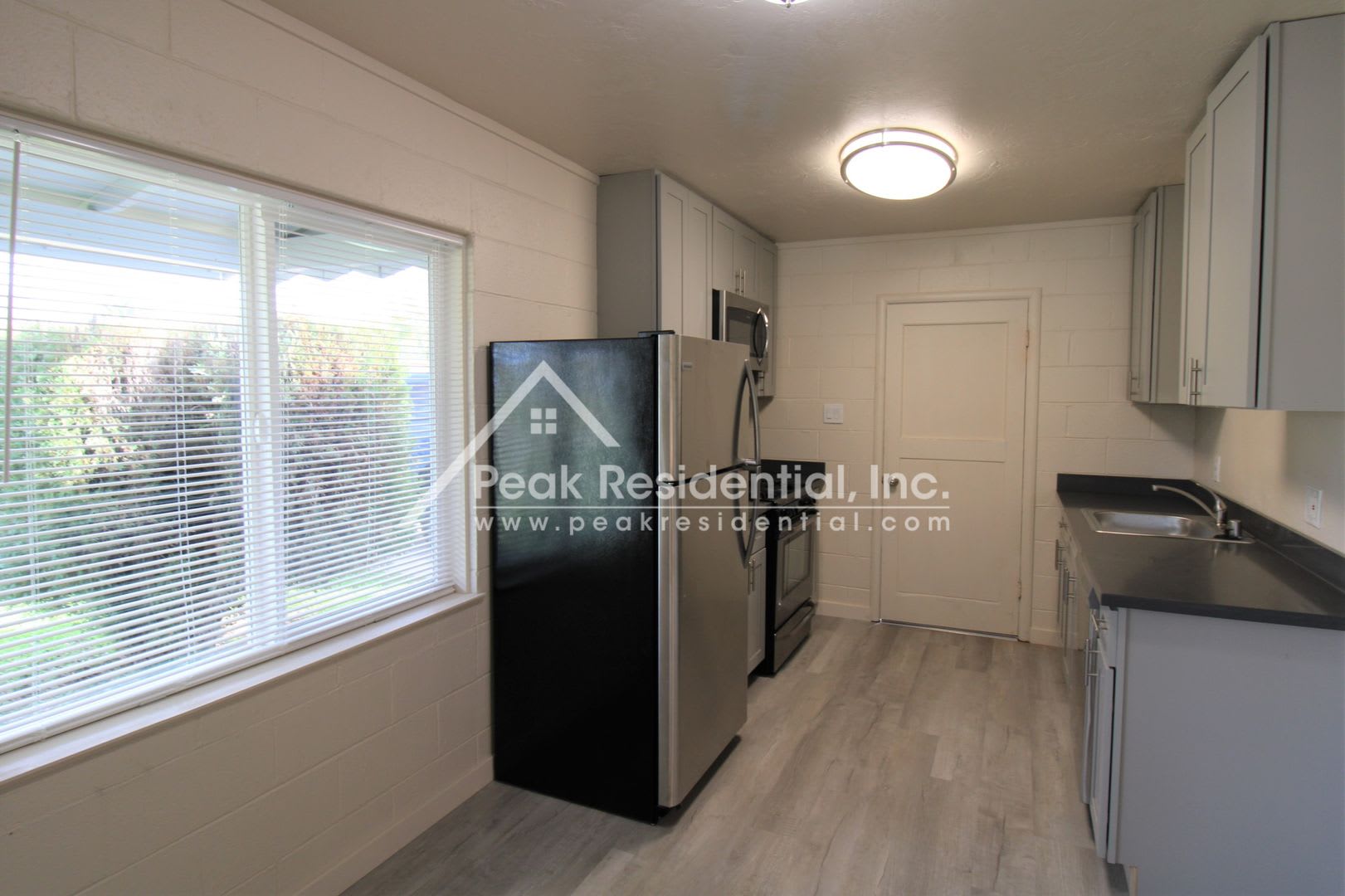 Charming Tahoe Park 2bd/1ba Duplex – photo 4