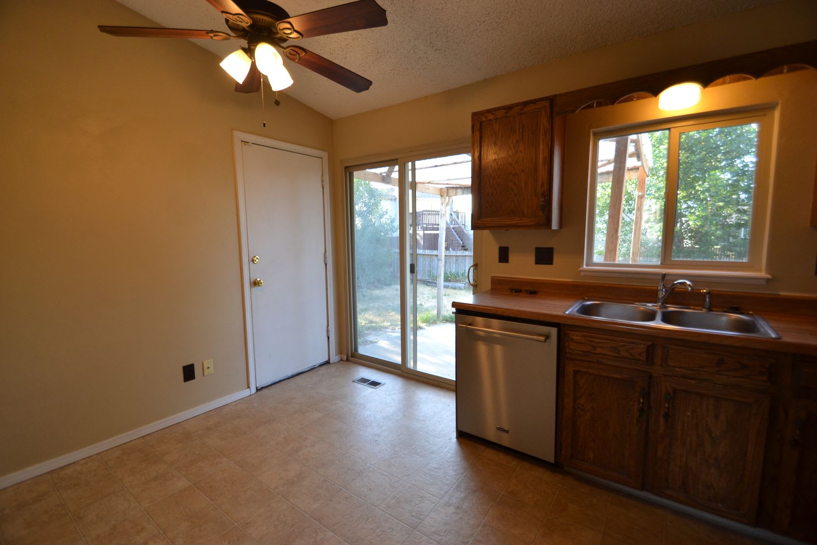 3 Bedroom Home in D20 Available Now! – photo 5