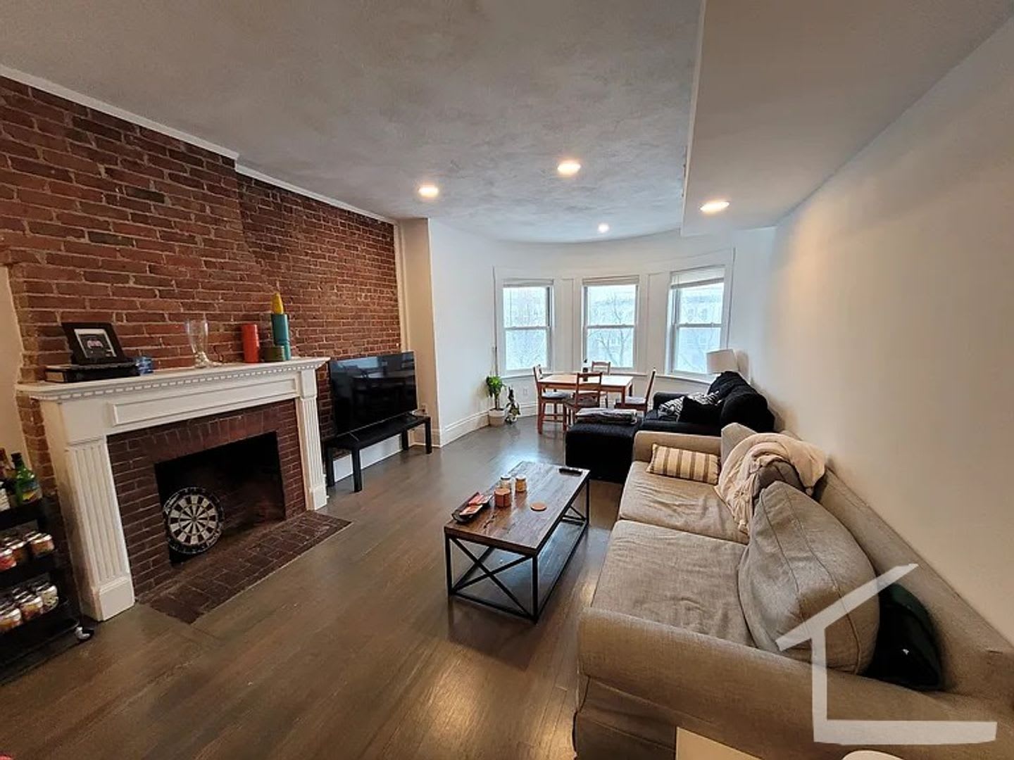 Charming 3 Bedroom-No Broker Fee – photo 4