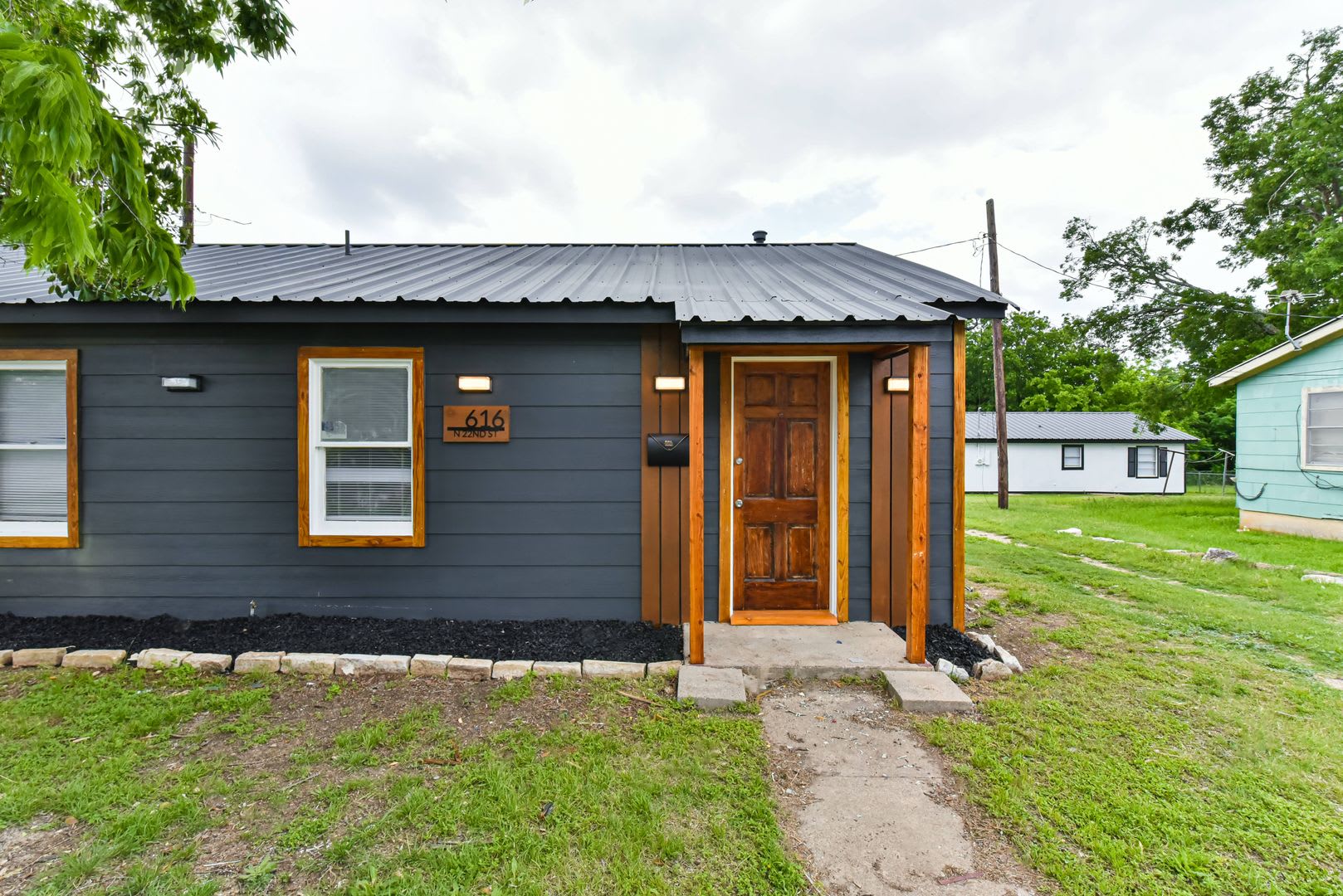 Beautifully Renovated 1BR Duplex with Marble Shower & Natural Light – photo 1
