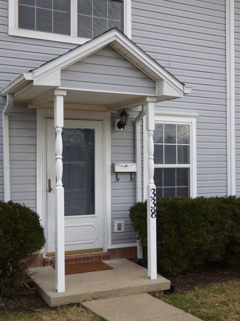 Lovely, Spacious Townhouse! Off-Street Parking, W/D Included, Full Basement, Pets Ok! – photo 2