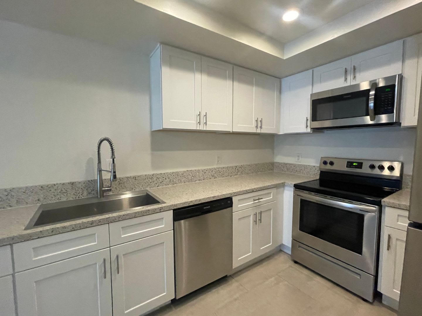 Completely Remodeled 3 Bedroom in San Diego!! Water/Trash Included – photo 2