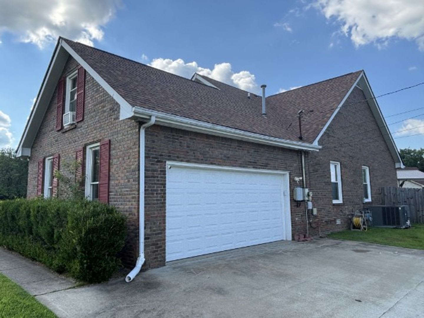 Spacious 3 Bedroom 2 Bath Brick Home – photo 4