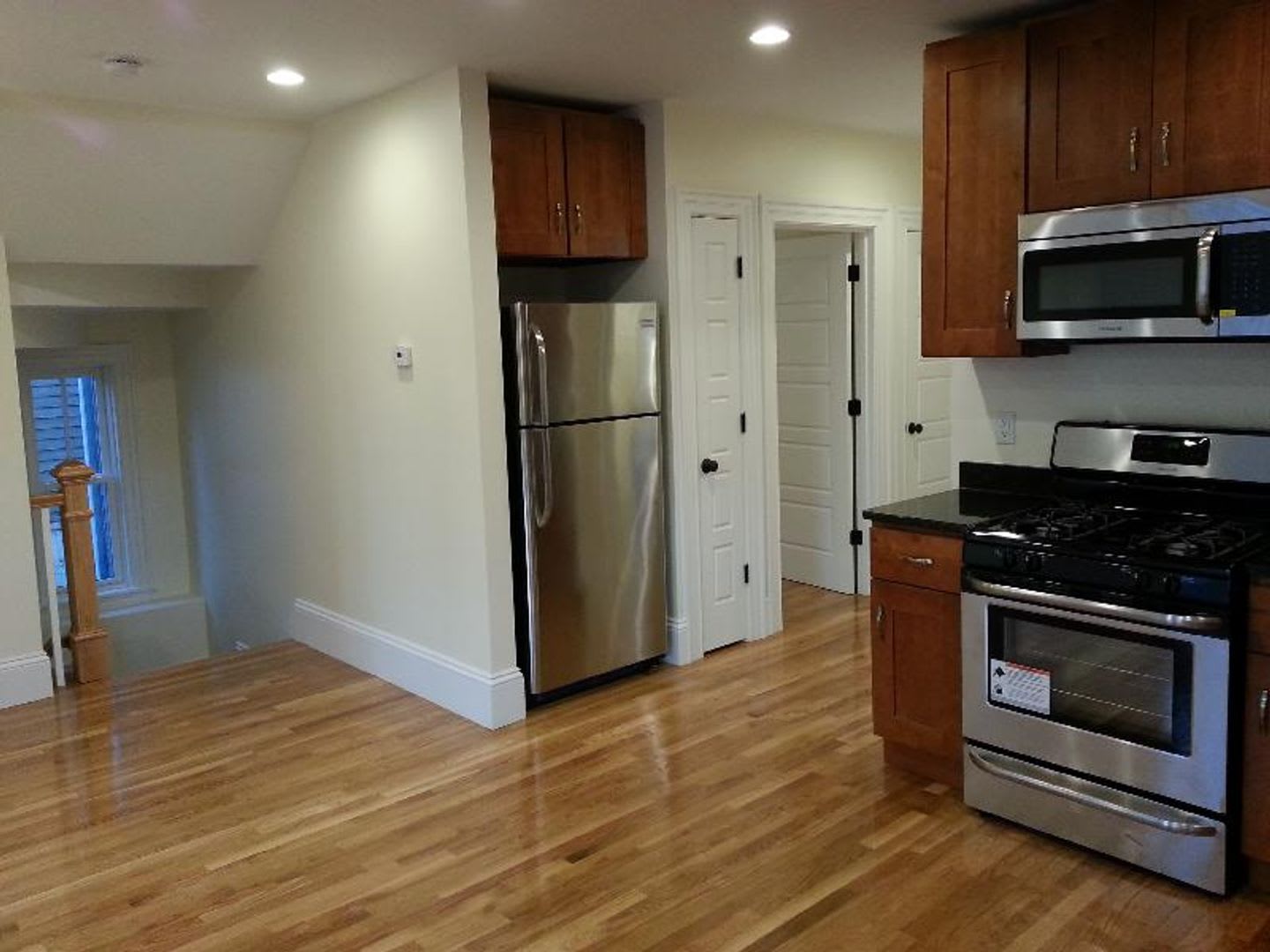 Charming 3 Bedroom-No Broker Fee – photo 3