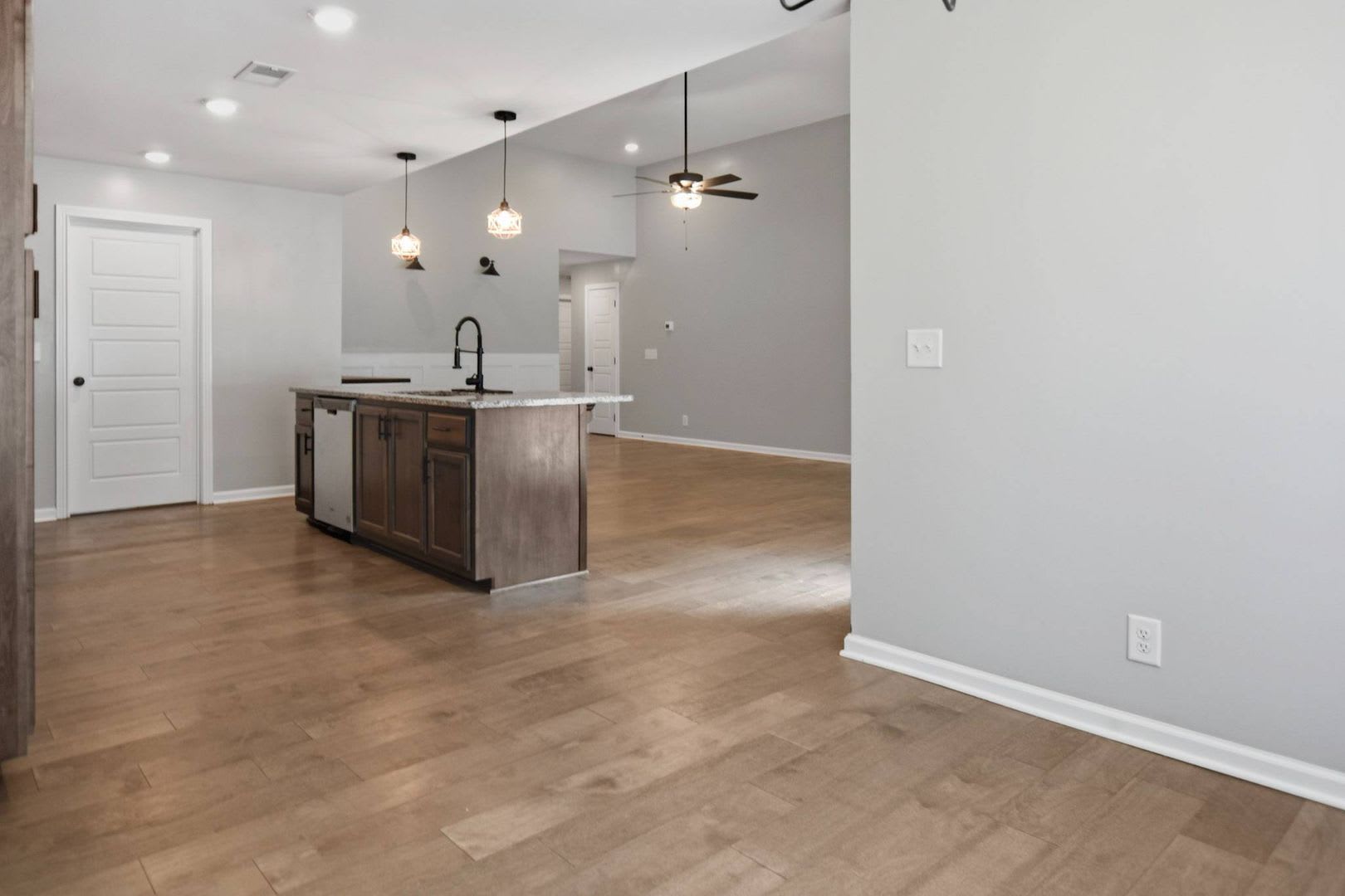 Like New Three Bedroom – photo 5