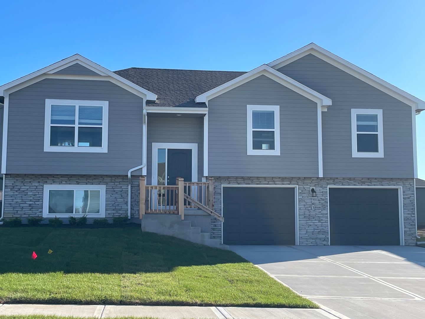 Beautiful 4 Bedroom 3 Bathroom Home! – photo 1