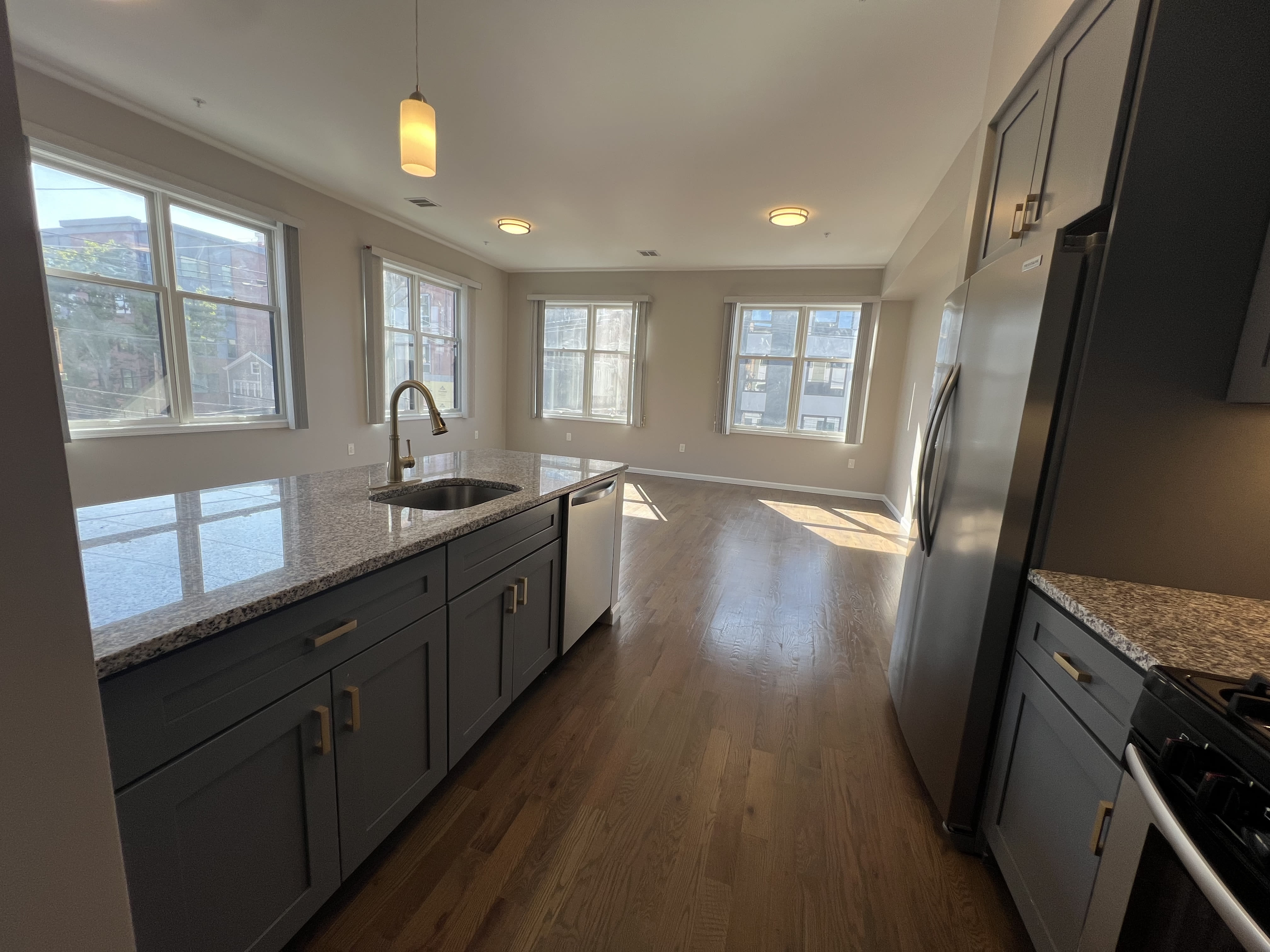 189 195 Avenue E – photo 3