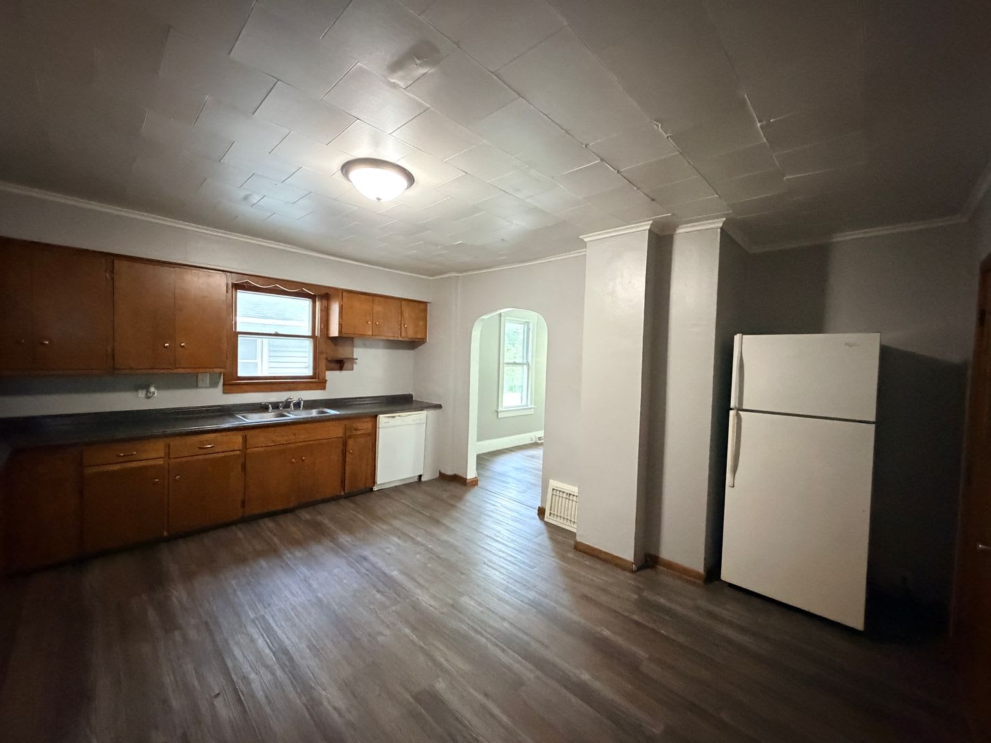 Come check out this spacious 3-bedroom, 1-bathroom home in Moline! – photo 5
