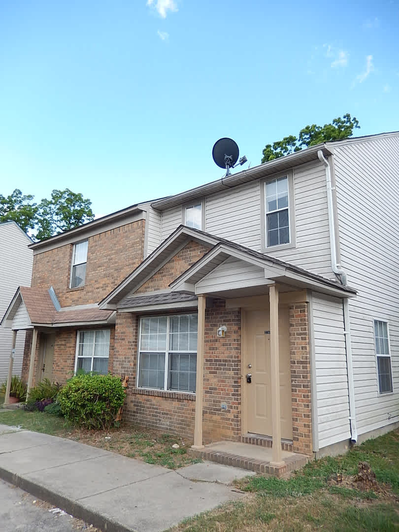 AWESOME 3/3 w/ Open Kitchen w/ Bar, W/D, New Paint, Walk in Closets! $1350/month Avail Now! – photo 1