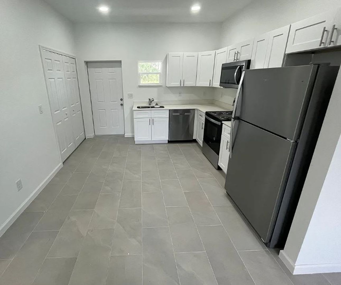 2-bed/ 1-bath single home in the quiet and peaceful Alva! – photo 4