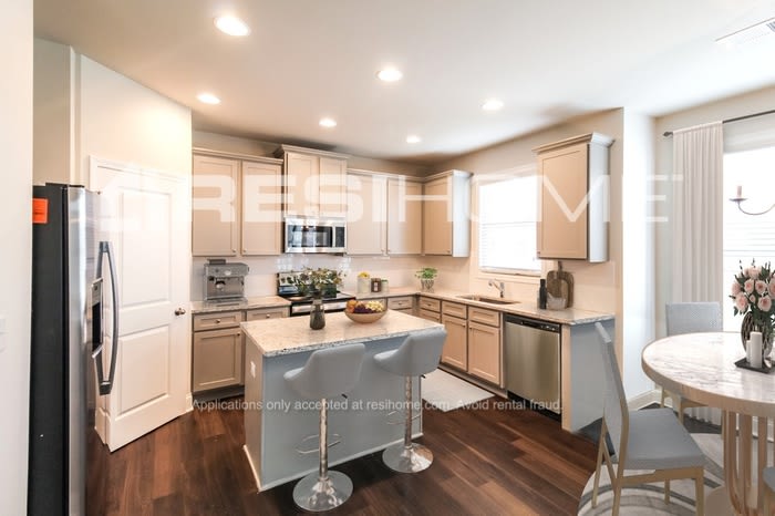 521 Fiery Warbler Street – photo 3