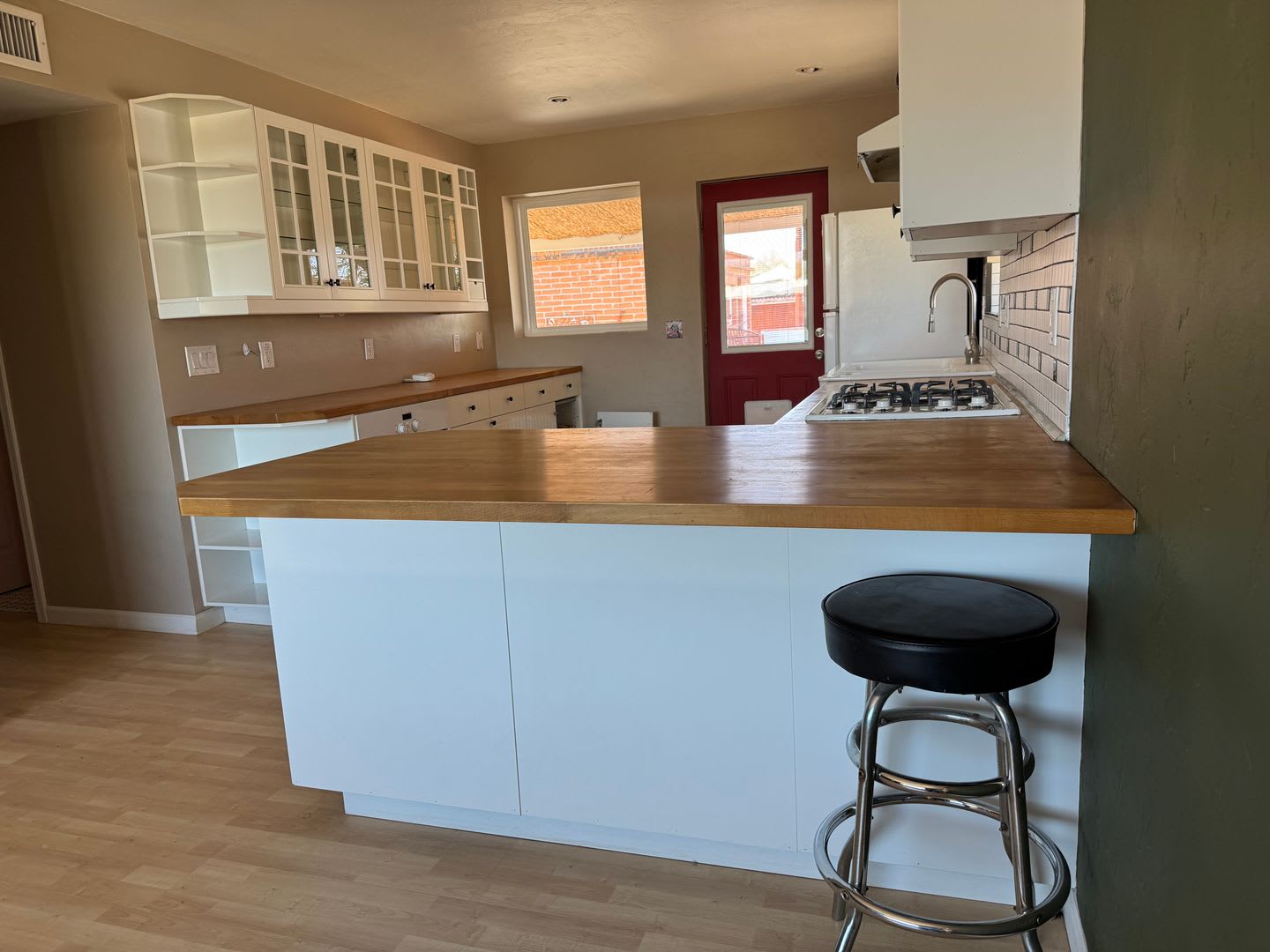ALL UTILITIES INCLUDED Colorful & Eclectic 2 Bed / 1 Bath Home Near U of A – photo 5