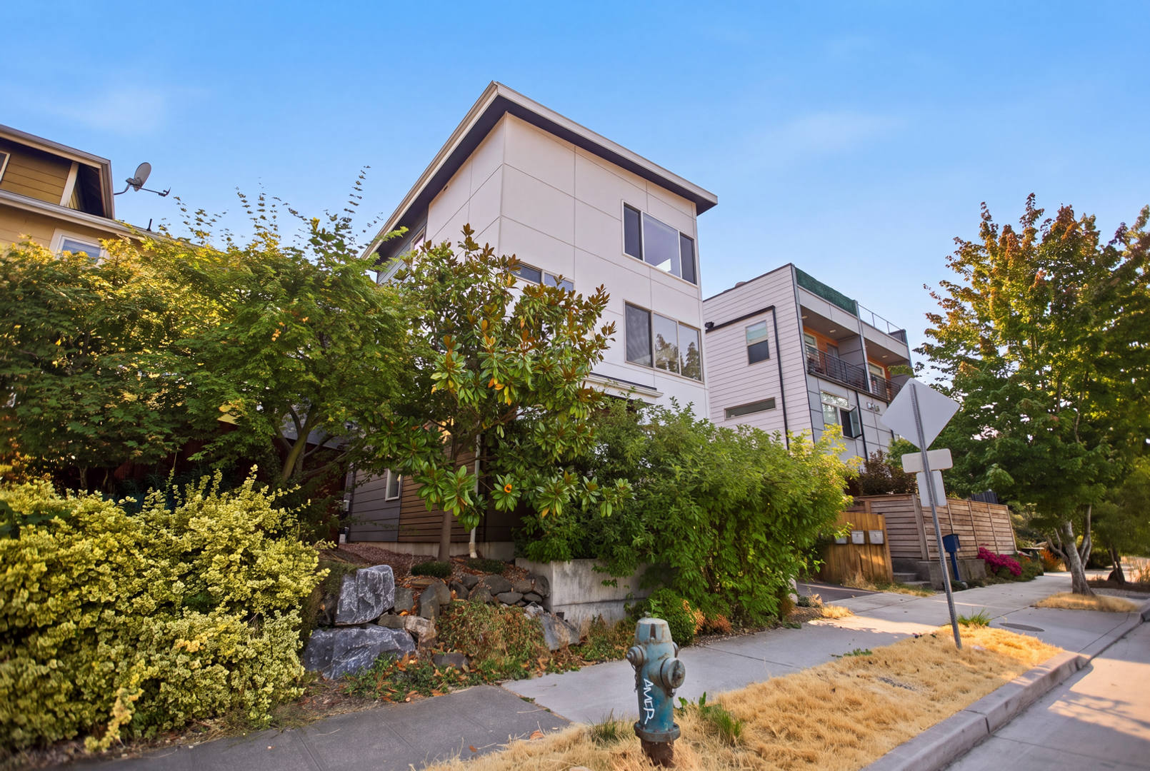 Well-located 2 bed 2 bath townhome in North Delridge with parking – photo 2