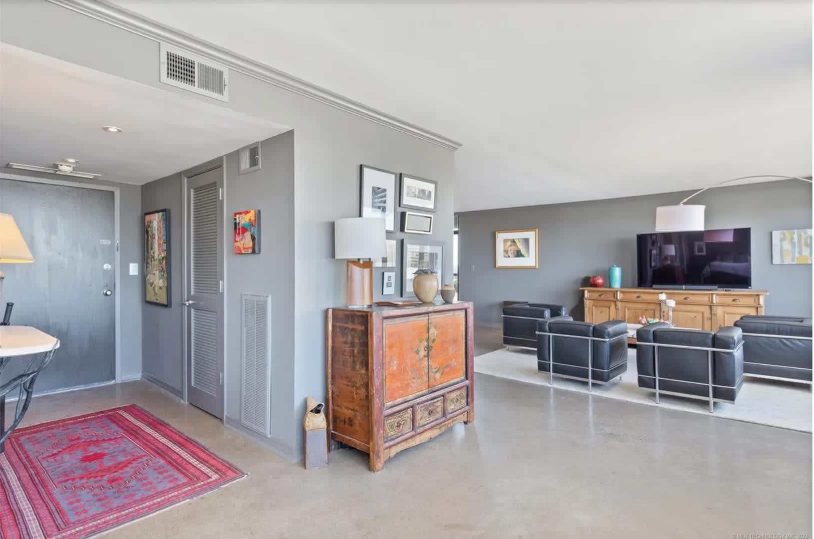Utilities included! Downtown Tulsa High-Rise Living with Incredible Views! – photo 3