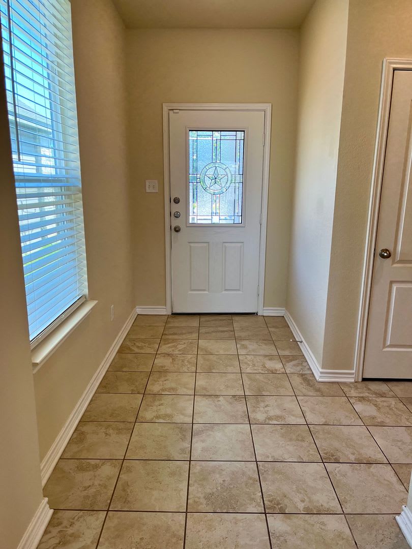 Stop the Car ~ 4/2 Single Story ~ w/ All Appliances Included ~ Solar Panels TOO! – photo 4