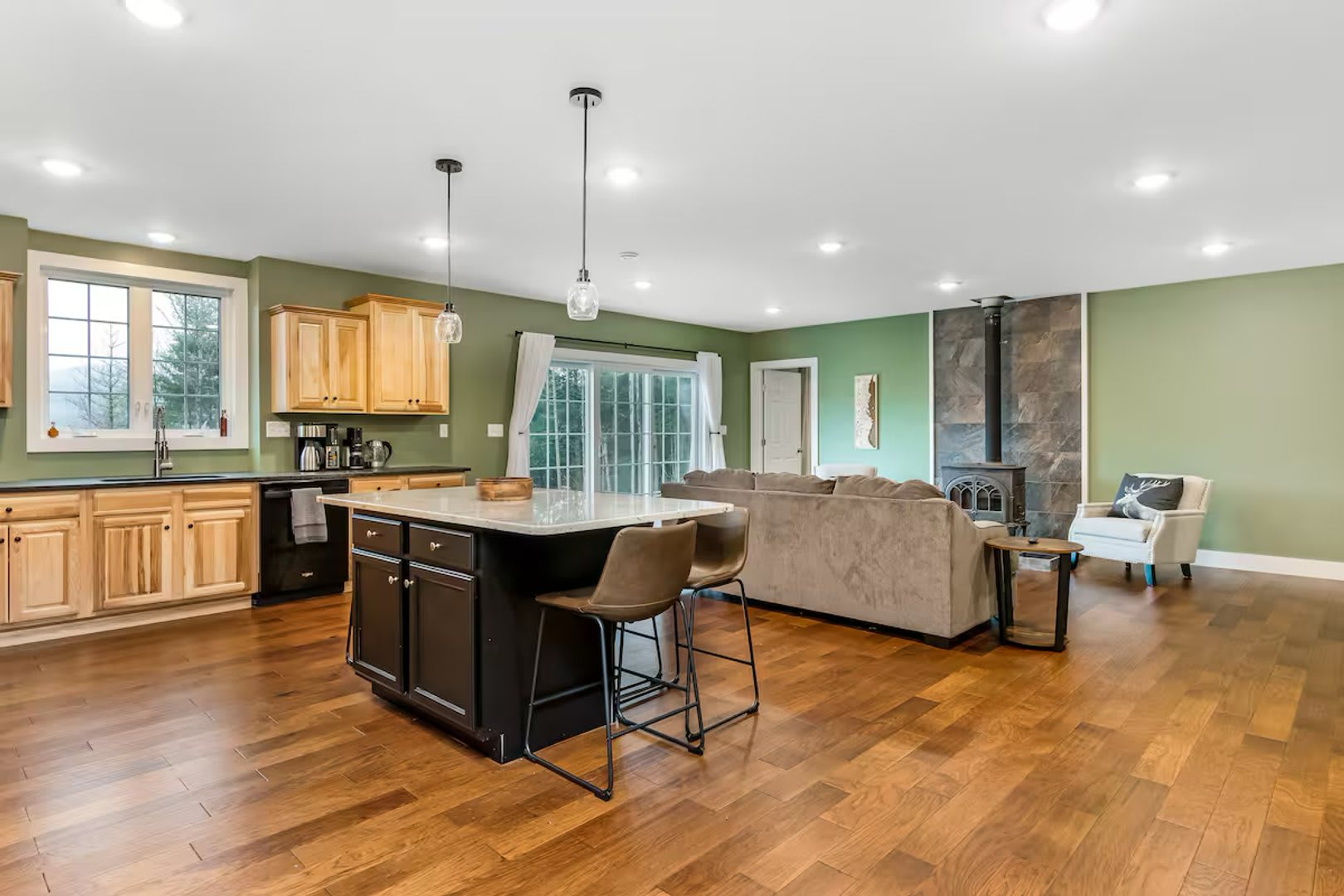 4 Bedroom in Waterbury, VT Available NOW (Furnished + Utilities included) – photo 1