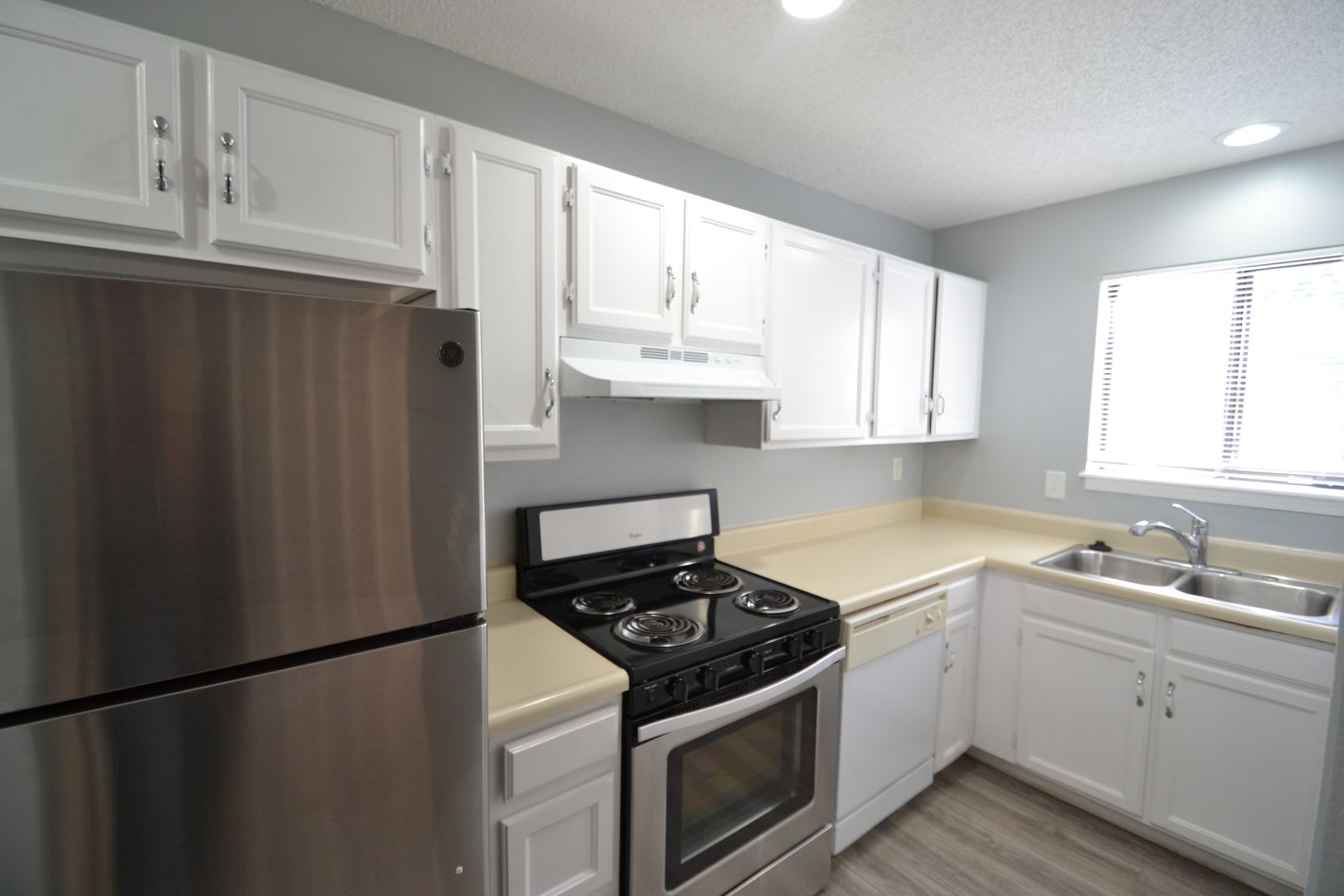 Available NOW, 2 Bedroom Townhome w/ AC! – photo 5