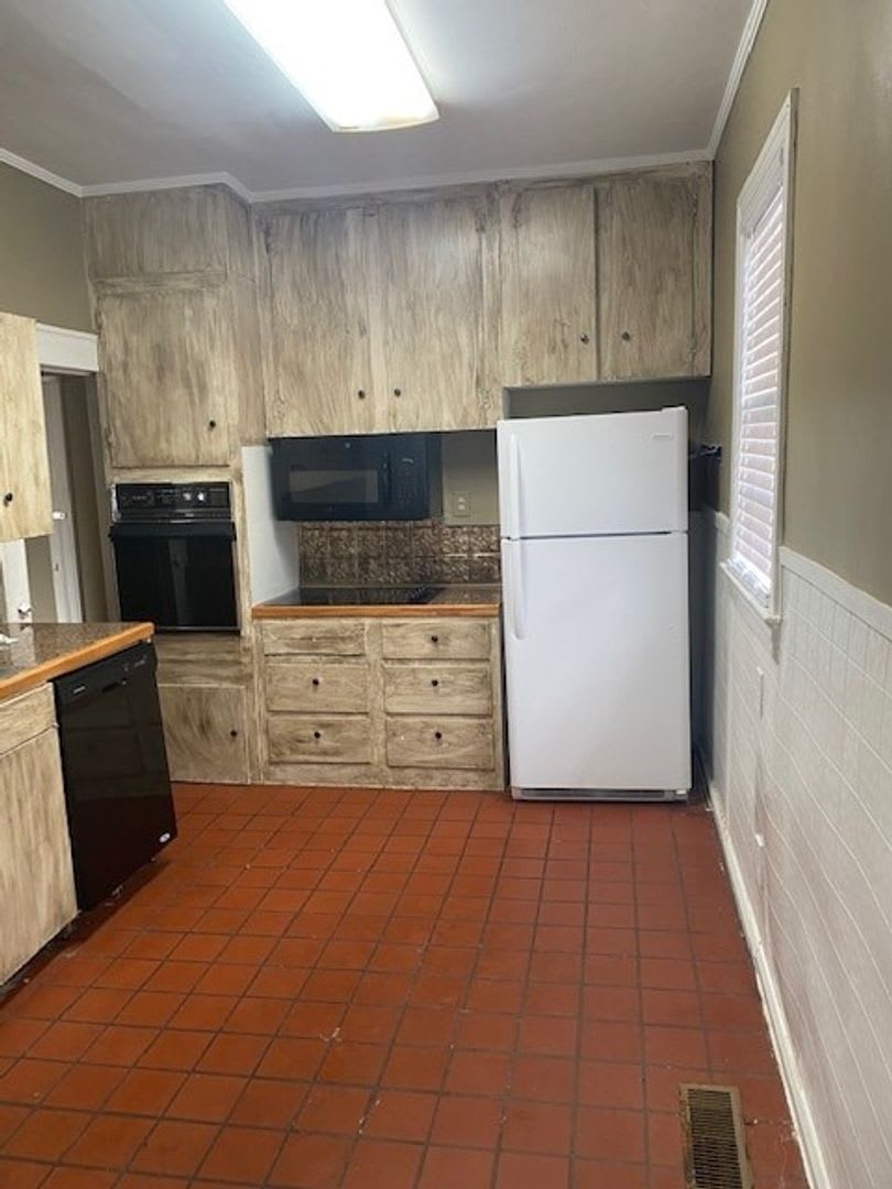 Nice 3 Bed 2 Bath! Available August 2026! – photo 5