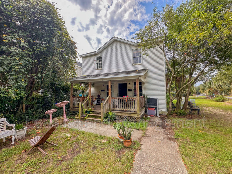 211 W Poplar Street – photo 1