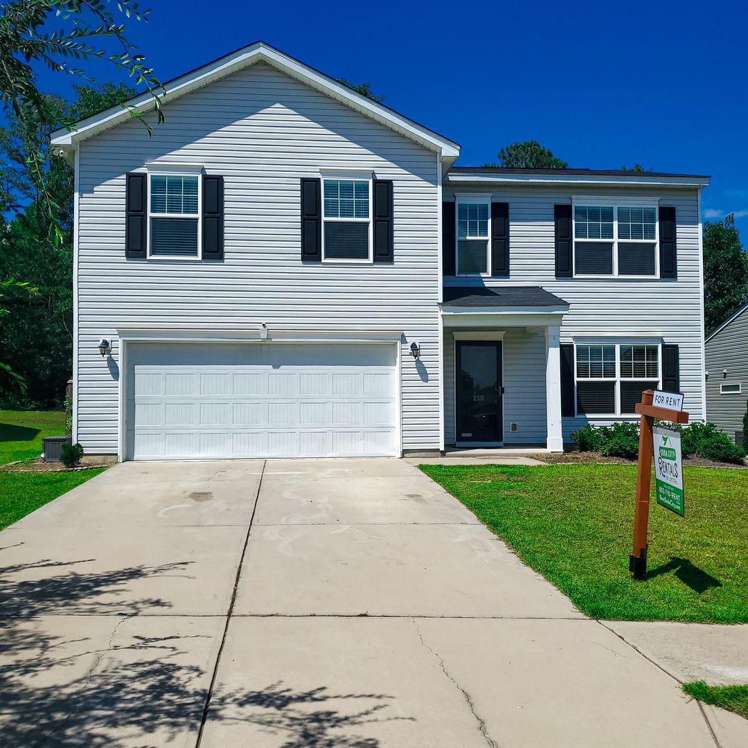 Spacious 4 Bedroom Home with Fenced Backyard & 2-Car Garage! – photo 2
