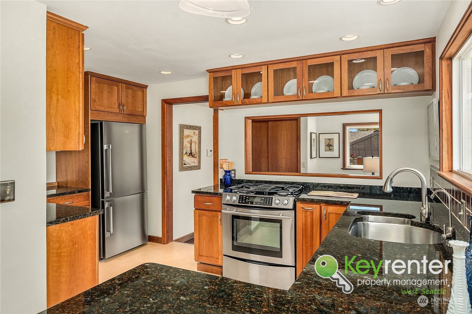 Classic Seattle Charm with Fireplace, Studio & Private Yard – photo 3