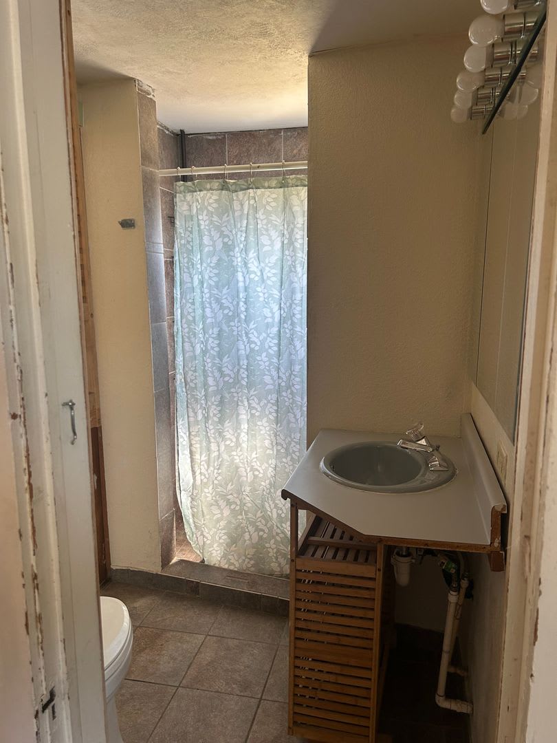 Charming 2 Bedroom Home With Spacious Yard – photo 2