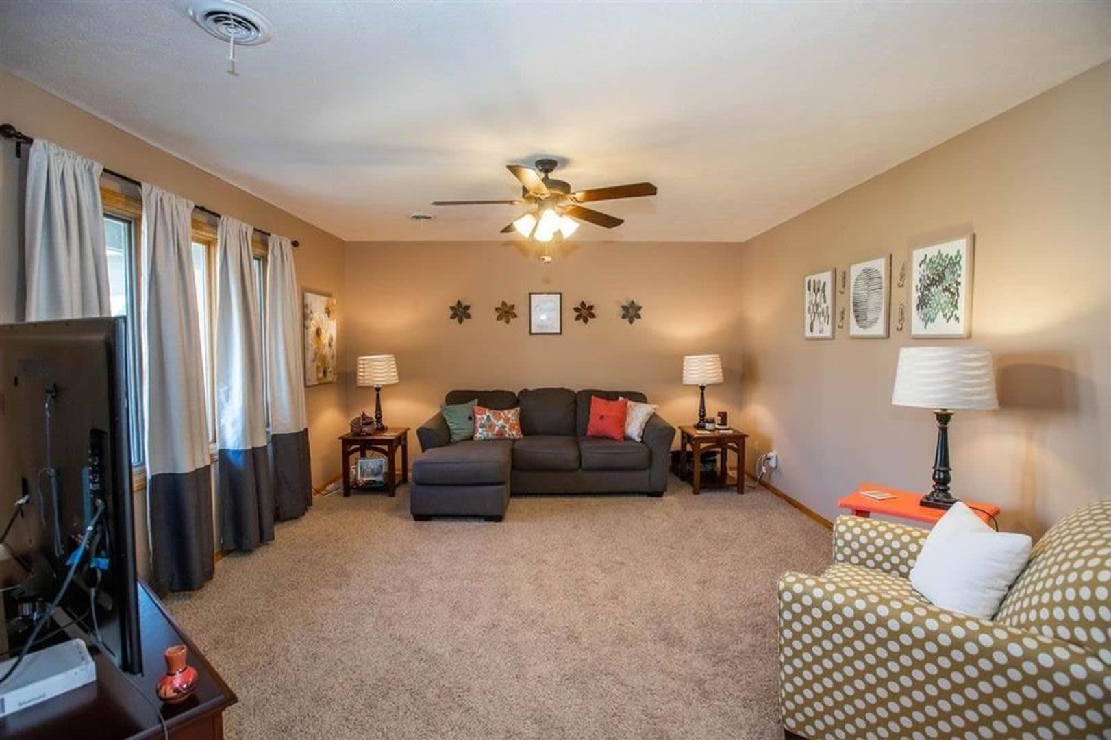 MINUTES FROM OGDEN GATE! LARGE BACKYARD! – photo 4