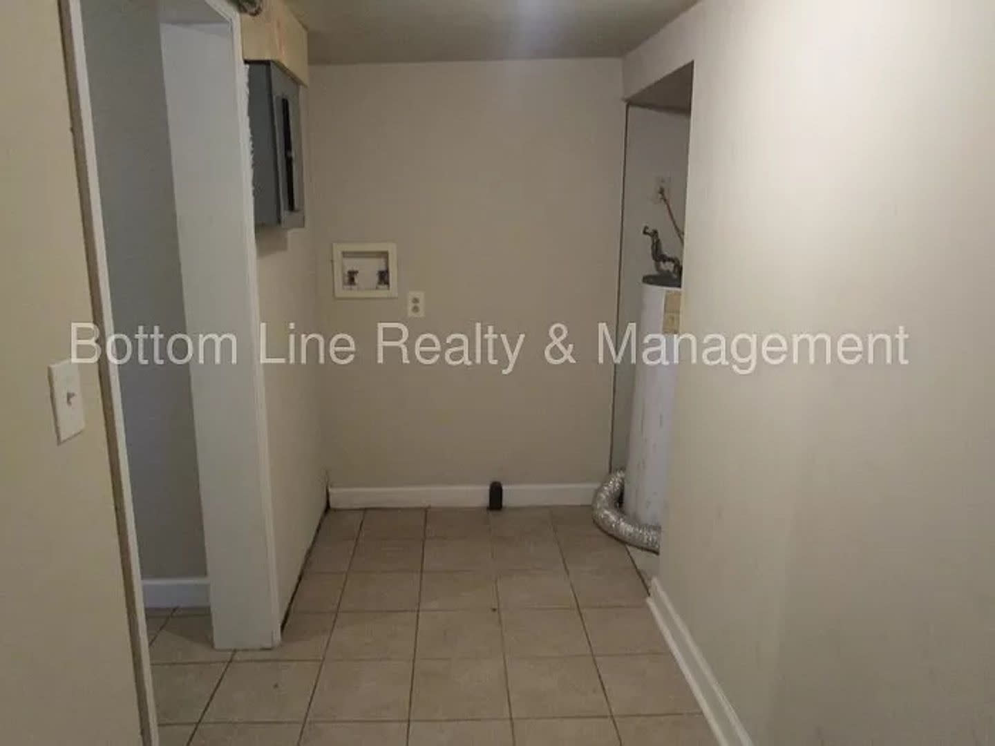 Room in 3 Bedroom Home at Plainview Rd – photo 3