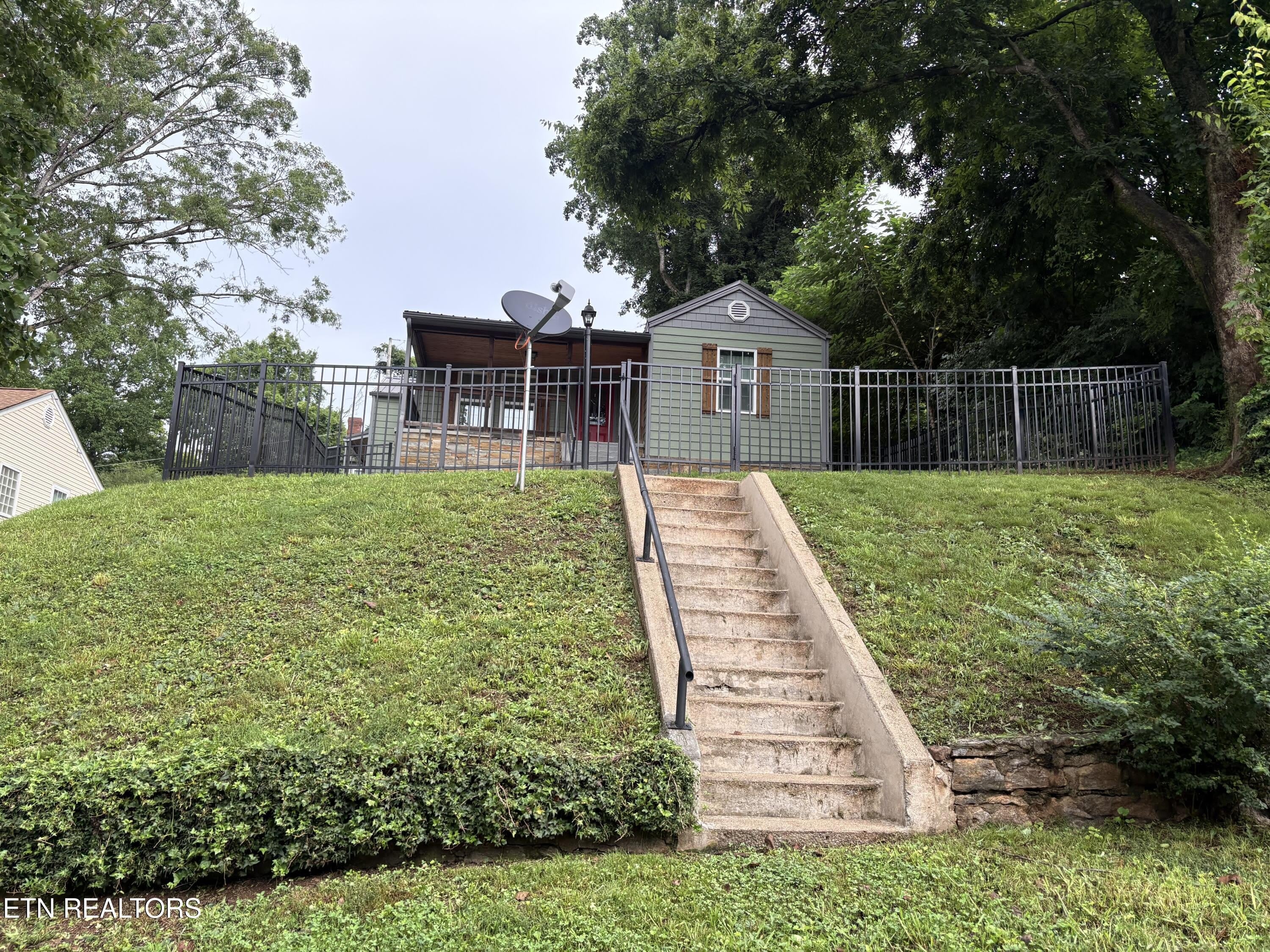 425 Sewanee St – photo 3