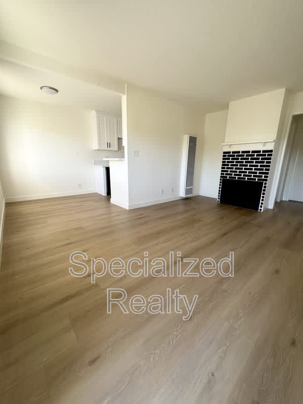 14718 Sylvan Street – photo 2