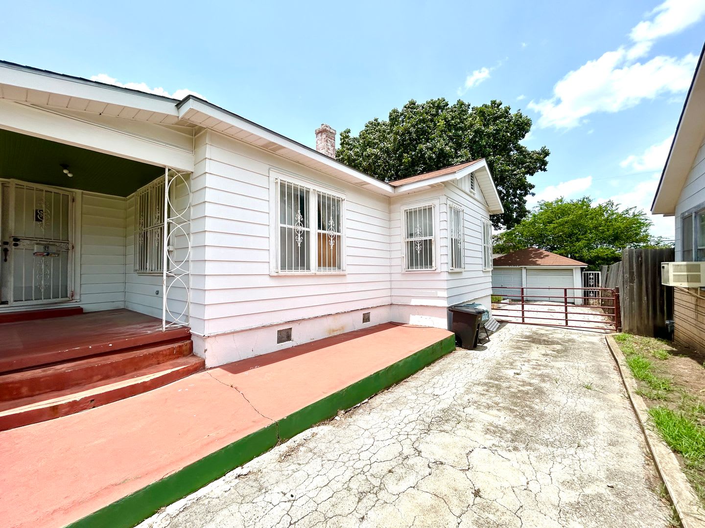 *MOVE IN SPECIAL* Charming 2BR Home with Solar Panels & Beautiful Wood Floors! – photo 3